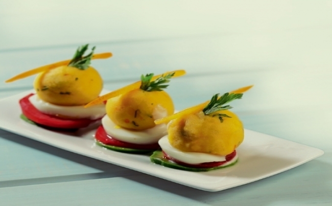 Bombitas de causa rellenas con tofu marinado